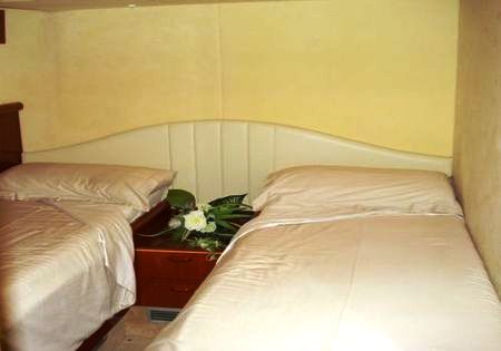Santana IV of Plymouth -  Twin Cabin