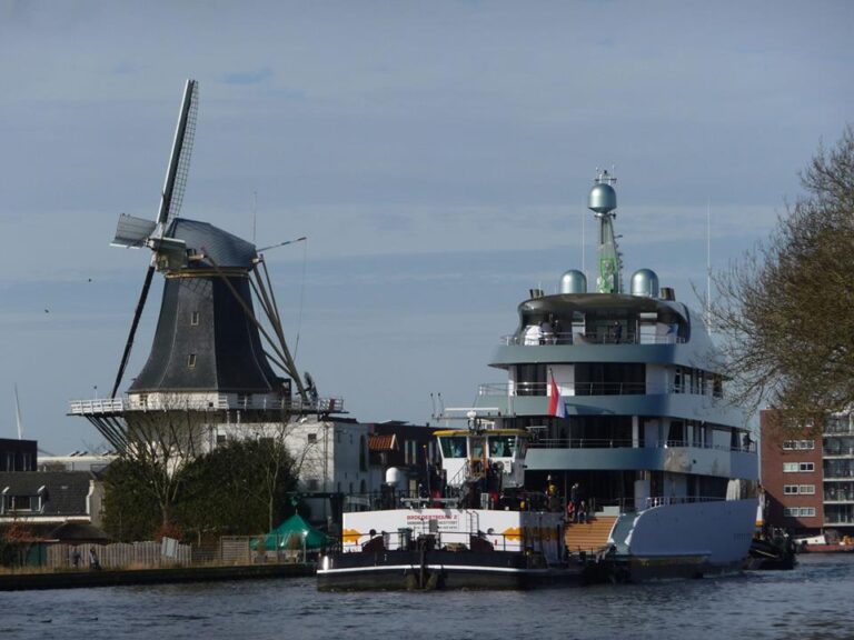 Savannah superyacht - aft view - Photo credit to Feadship Fanclub