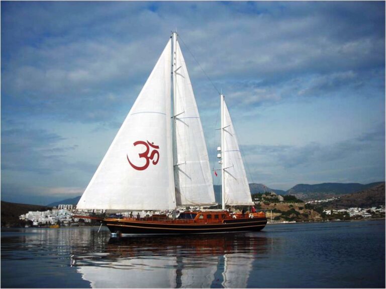 Shanti Main Sailing