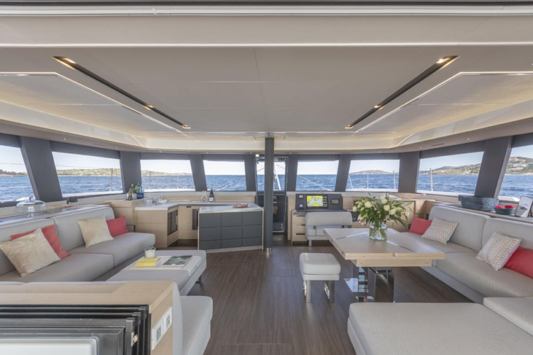 Spacious Open Plan Saloon