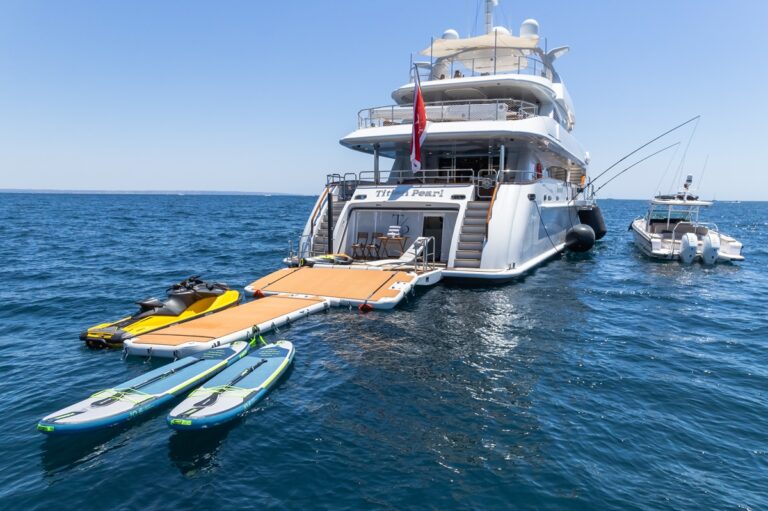 Stern Beachclub With Toys