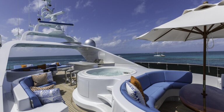 Sun Deck Jacuzzi, Bar And Sounbathing Area