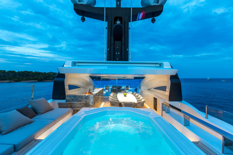 Sundeck Dining With Jacuzzi