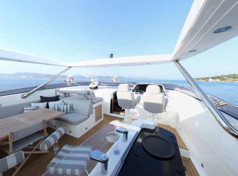 Sundeck With Dining And Bar