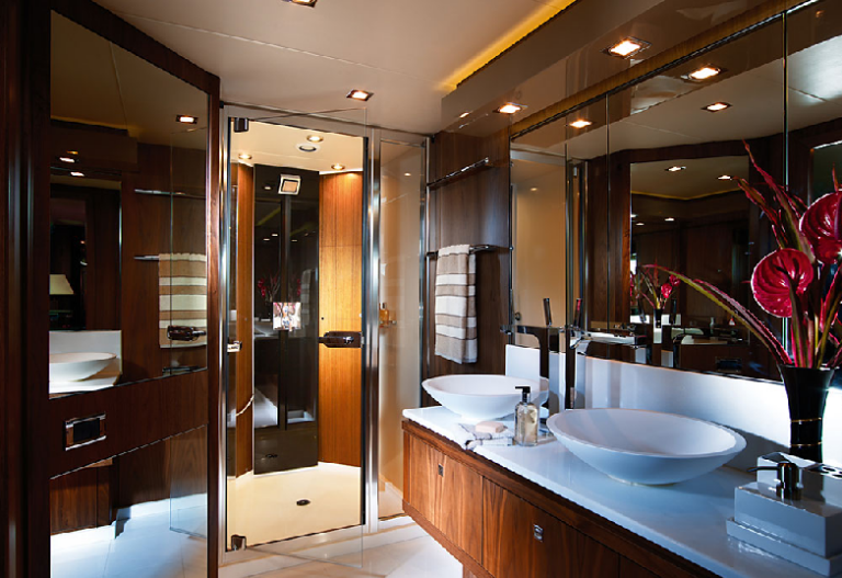 Sunseeker Predator 92 Sport - Owners Stateroom Ensuite