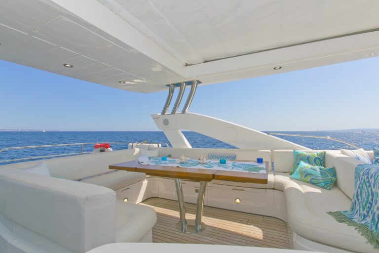 Sunseeker yacht 73M - Sundeck dining
