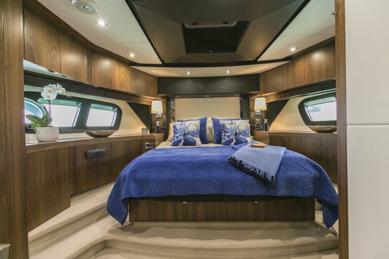 Sunseeker yacht 73M - VIP cabin