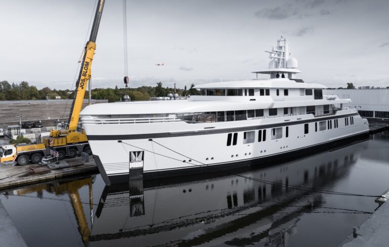 Superyacht FEADSHIP 711