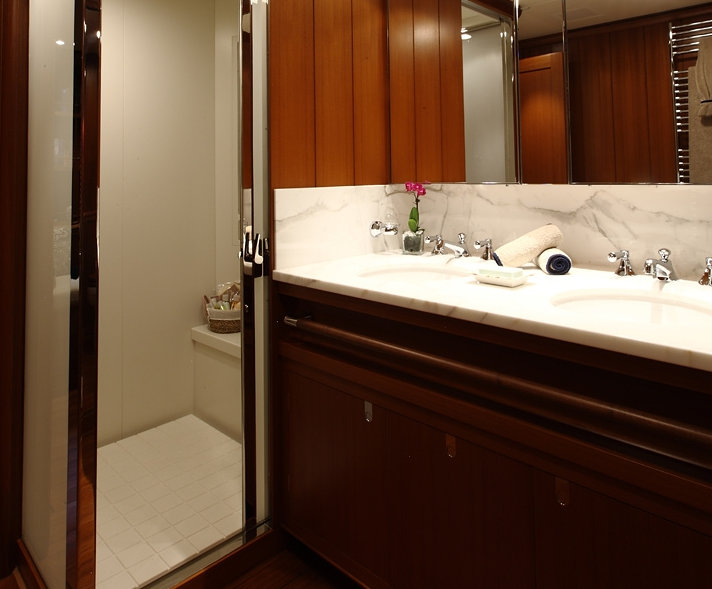 Superyacht Fivea - Bathroom