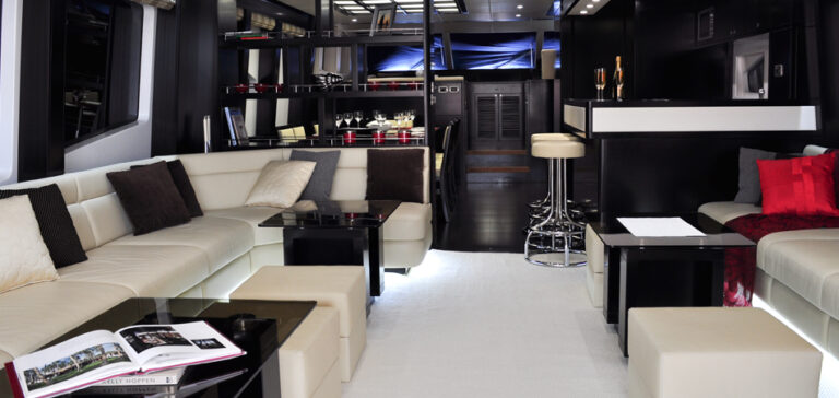 Superyacht Majesty 88 - Main Saloon