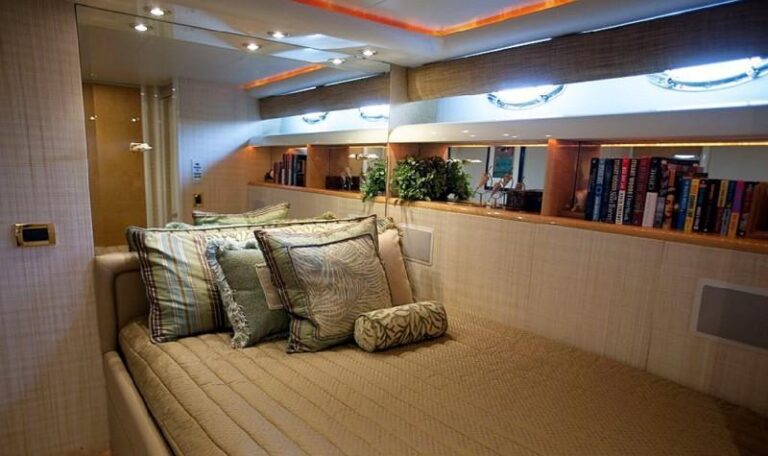 TRES HERMANOS III - Port Guest Cabin