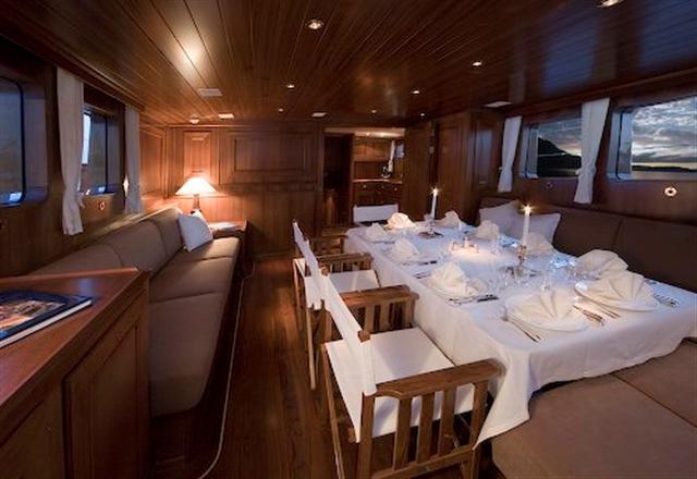Tiziana Salon looking aft