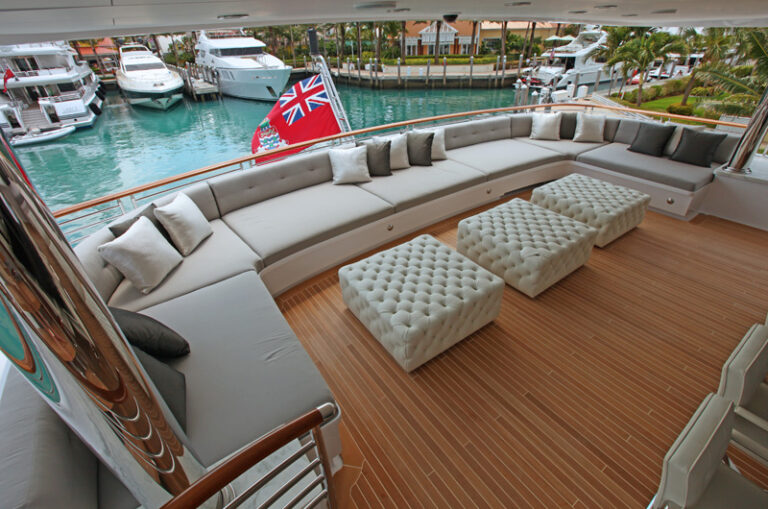 Trinity yacht CARPE DIEM - Skylounge aft deck seating