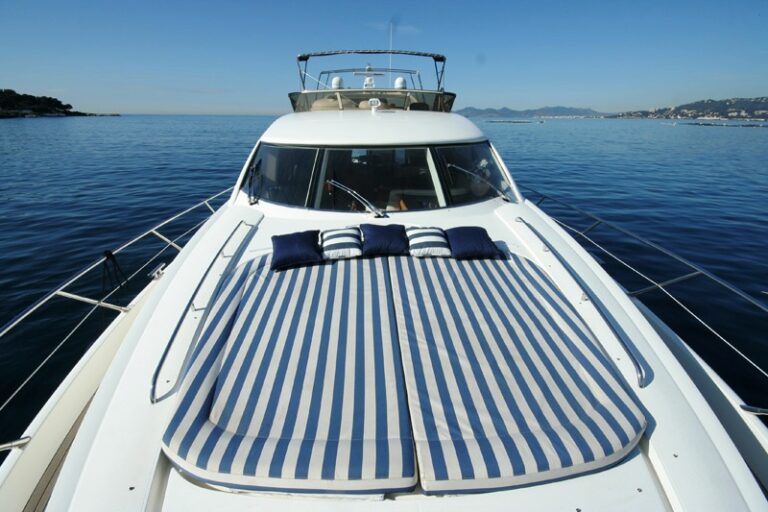 VOGUE OF BEAULIEU - Forward Sunbathing area