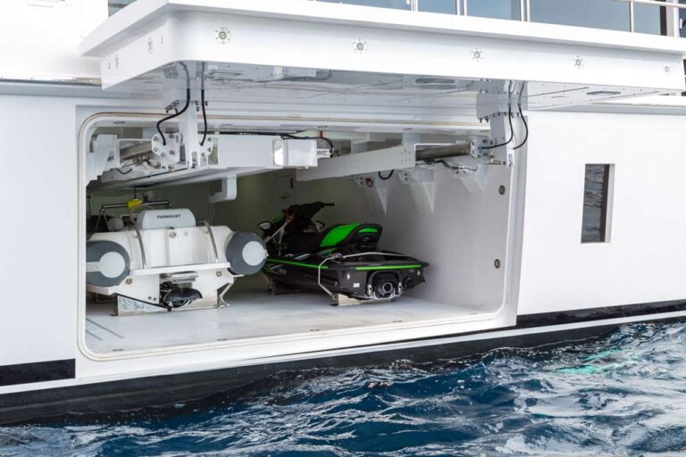 Charter yacht Fast 125 Vivace