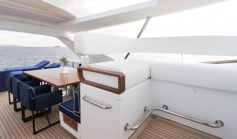 Flybridge Dining Area