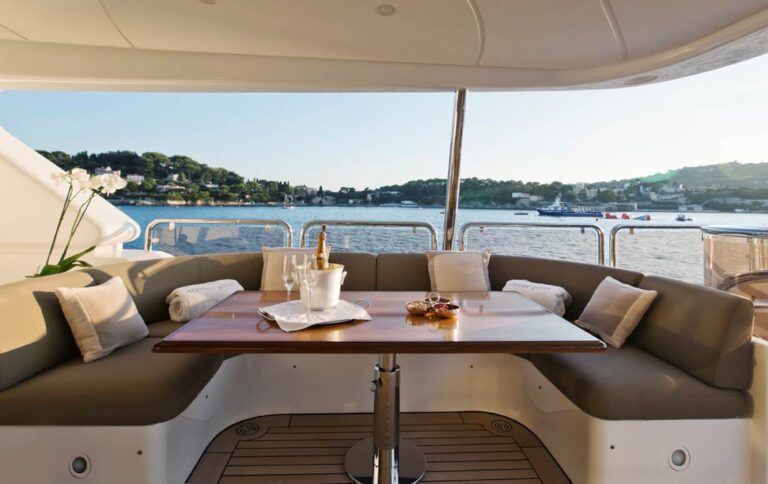 Yacht AFRICAN QUEEN -  Bridge Deck Seating