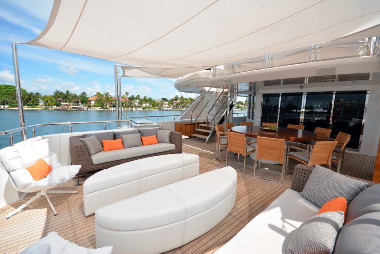 Yacht AQUAVITA - Bridge Deck Aft