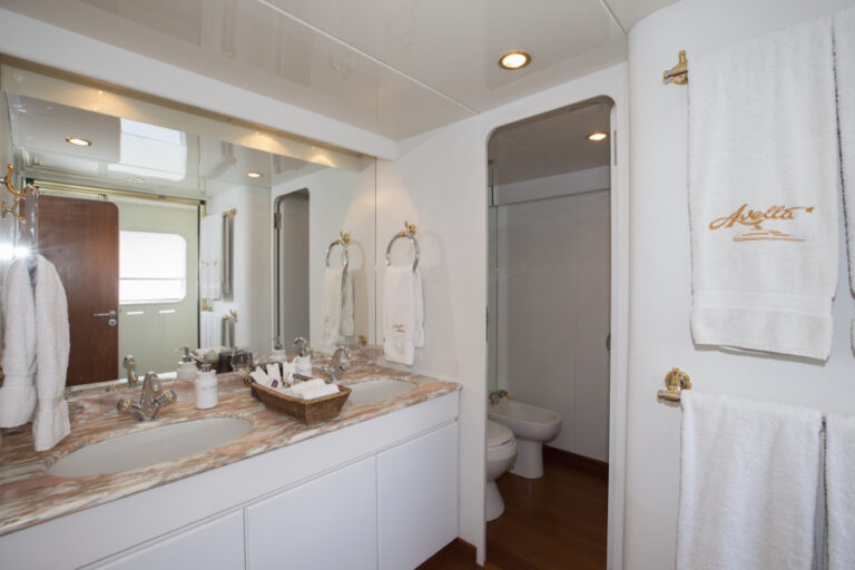 Yacht AVELLA - Master Bath