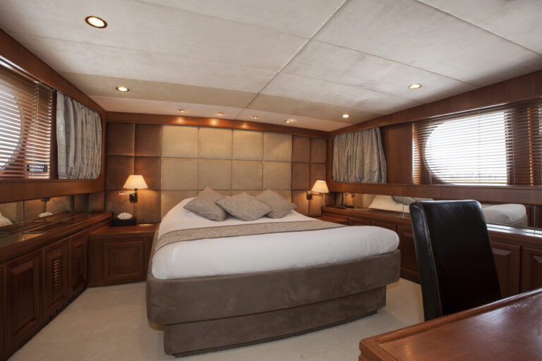 Yacht AVELLA - Master Cabin