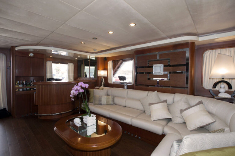 Yacht AVELLA - Salon to Bar