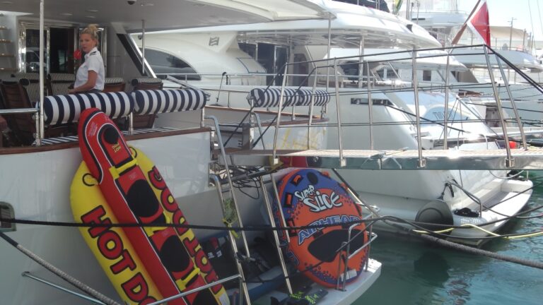 Yacht AVELLA - Water Toys