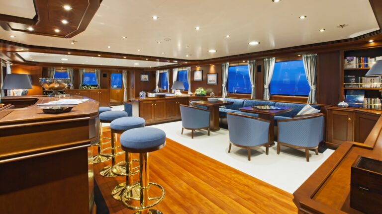 Yacht AXANTHA II - Main Salon Bar and Dining
