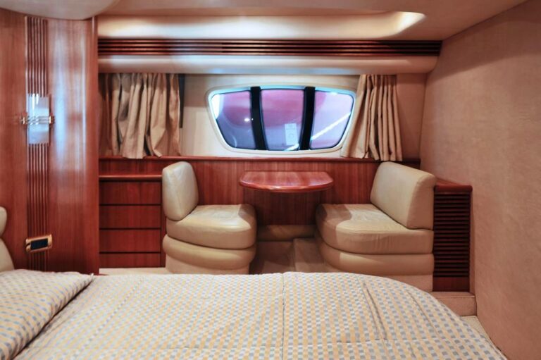 Yacht AZUCENA MARE - Master Cabin Desk