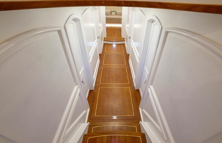 Yacht BELLAMARE - Companionway