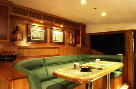 Yacht BESAME - Pilothouse seating