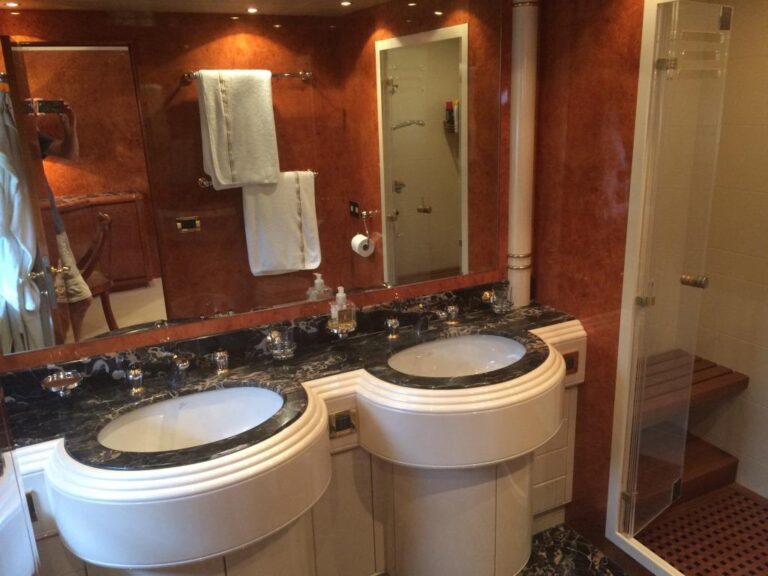 Yacht BIRD OF PREY - Master ensuite