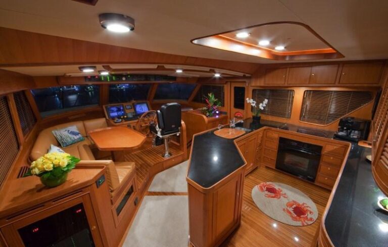 Yacht BLUE HERON - Galley and Piliothouse