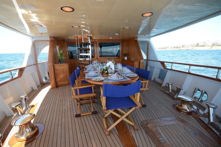 Yacht CAMELLIA - Aft Deck