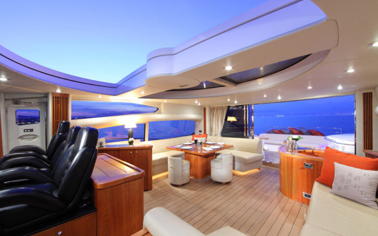 Yacht CHAMPNEYS - Salon with open roof