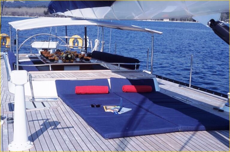 Yacht DARK STAR - Sunpads