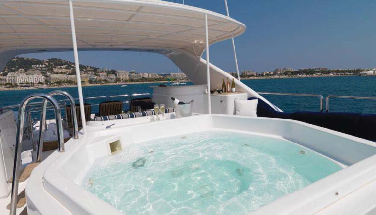 Yacht ENCHANTRESS - Sundeck Spa Pool