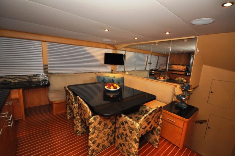 Yacht GOLDEN GIRL - Galley Dining