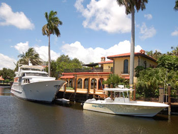 Yacht GOLDEN RULE - At the Quay with the tender
