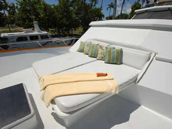 Yacht GOLDEN RULE - Forward Sunpads
