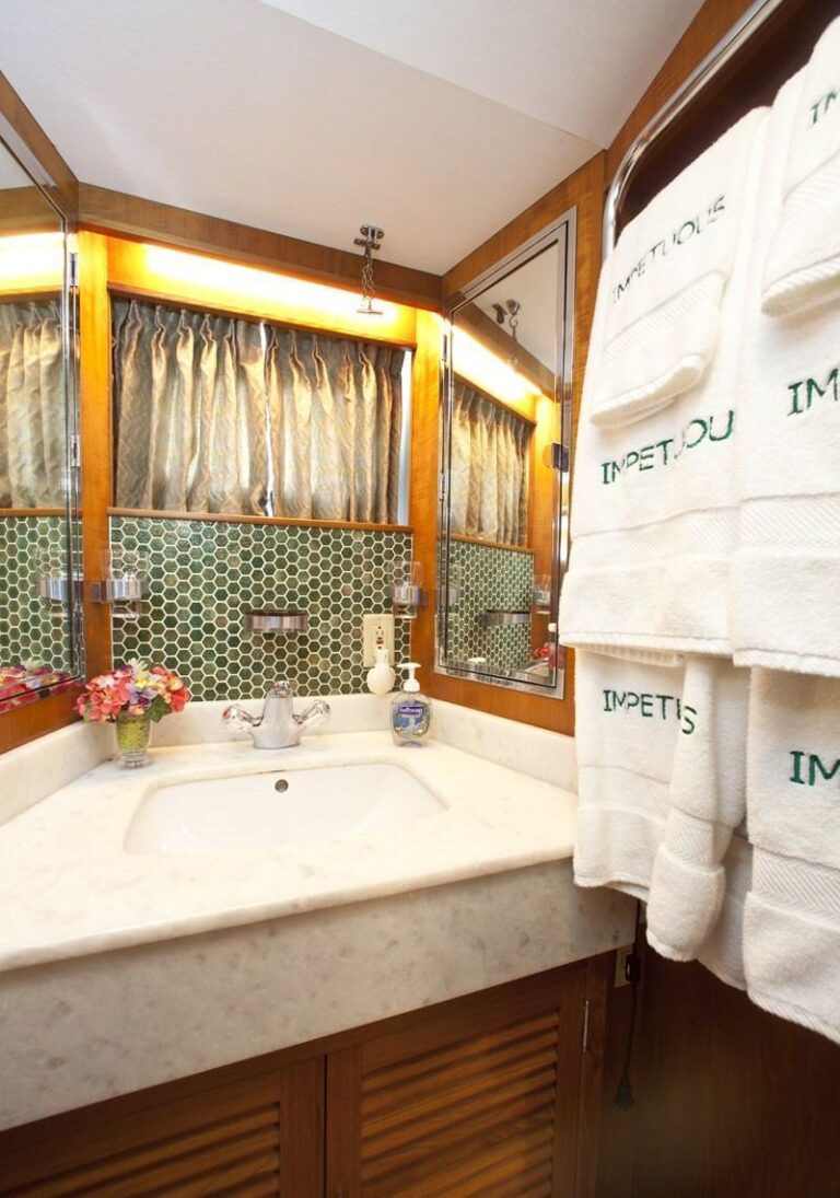 Yacht IMPETUOUS - Guest Bathroom
