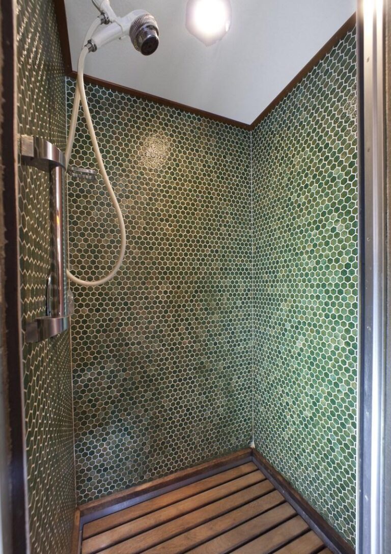 Yacht IMPETUOUS - Guest Shower