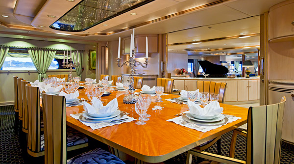 Yacht ISLANDER -  Formal Dining