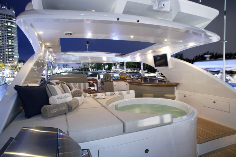 Yacht LA DOLCE VITA - Sundeck