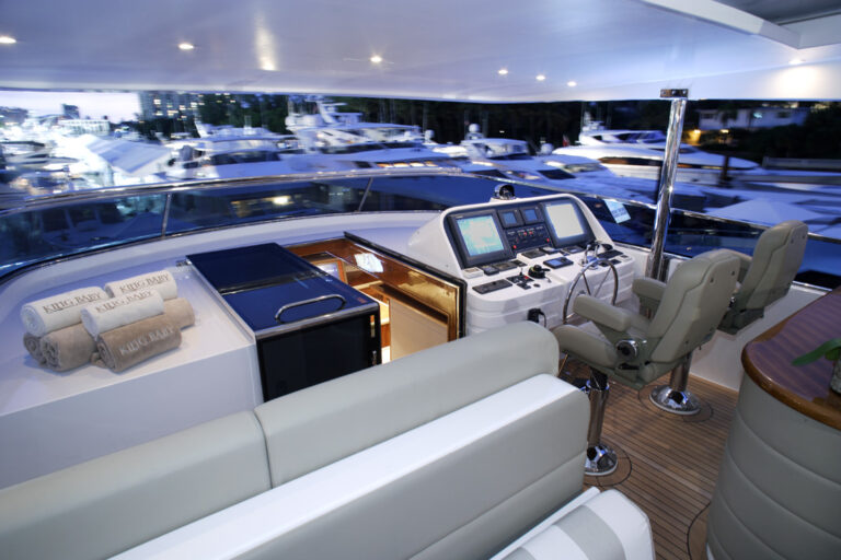 Yacht LA DOLCE VITA - Sundeck Helm