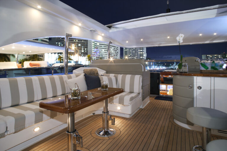 Yacht LA DOLCE VITA - Sundeck Seating