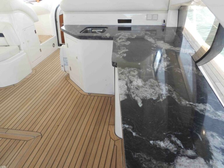 Yacht LARA SOFIA - Cockpit 2
