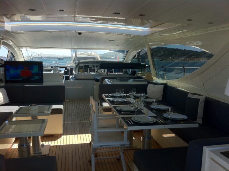 Yacht LAST CHANCE - Deck Salon 2