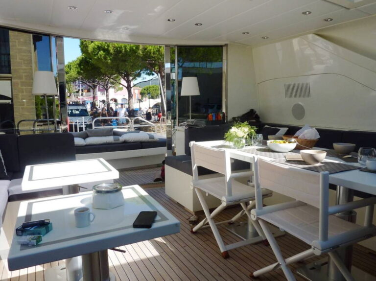 Yacht LAST CHANCE - Deck Salon 3