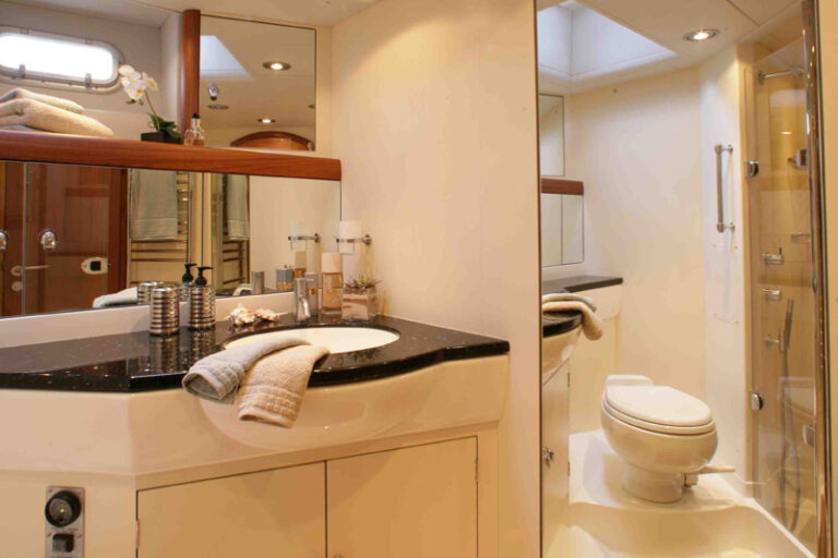 Yacht LUSKENTYRE - Master Cabin Bathroom