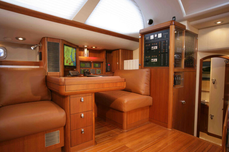 Yacht LUSKENTYRE - Nav Station